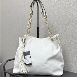 Chic White Shoulder Bag with Gold Chain